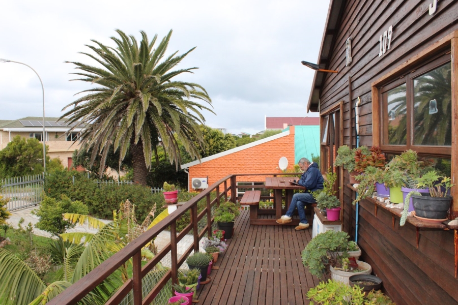 6 Bedroom Property for Sale in Paradise Beach Eastern Cape